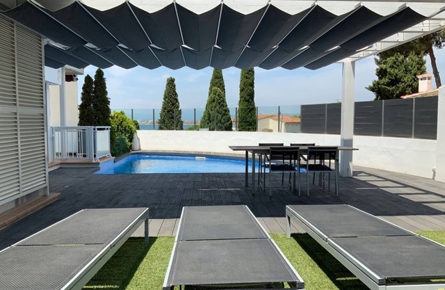 Sea view apartment with private pool