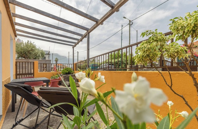 Sea view apt w/cozy patio & parking. Stunning Seixal & Porto Moniz views.