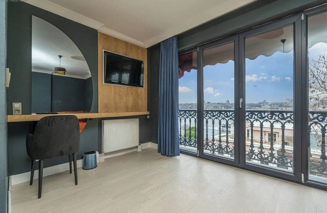 Sea View luxurious Apartment, Free Wifi, Hot Water, Clean and comfortable.