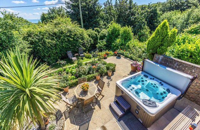 Sea View Studio Flat with heated indoor pool & spa, countryside location