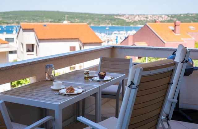 Sea & Wine Apartment with Terrace & Scenic Sea View, Punat