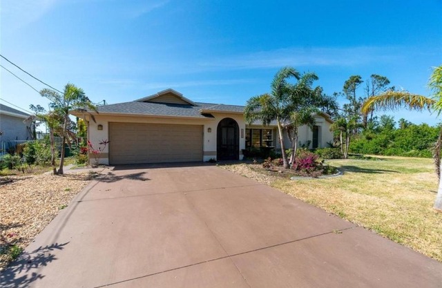 Seabreeze 3-Bedroom Pool Villa close to the beach!