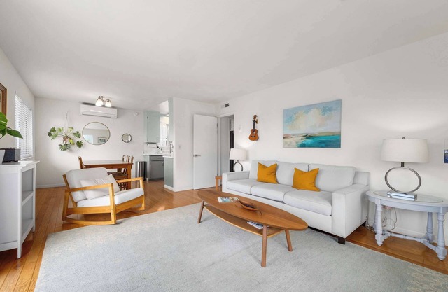 Seabright Breeze~ Dog-Friendly Coastal Retreat!