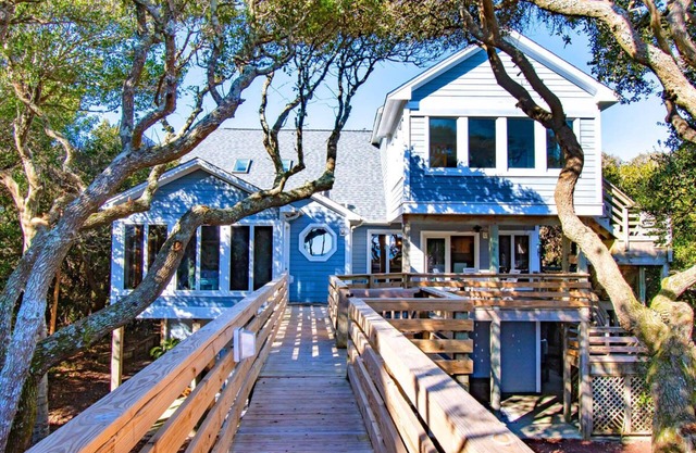 Seacluded Tree House, Oceanfront House in Pine Knoll Shores, NC!