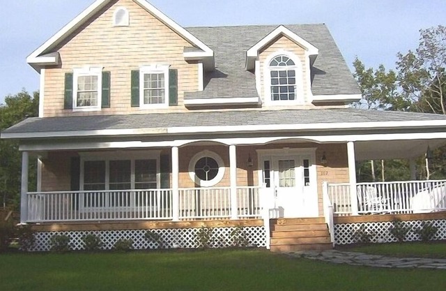 Seacrest Cape Style Cottage in Round Pond