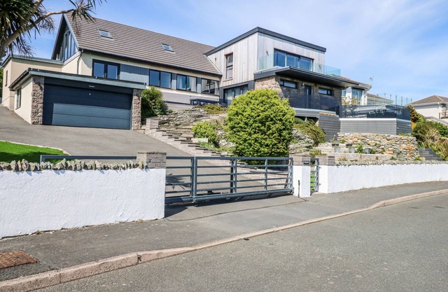 SEADDLER, pet friendly, with hot tub in Trearddur Bay