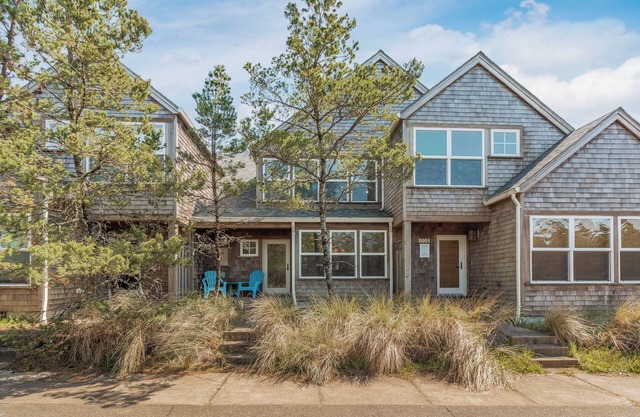 SeaEscape: Cozy townhome, family & dog-friendly. Walk to everything