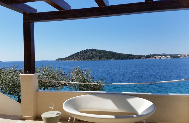 Seafront Apartment with stunning view