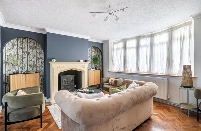 Seafront Retreat: Opulent 4BR Haven for Big Groups