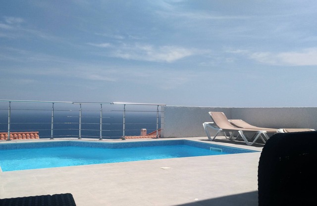 Seafront villa private piscIne, clim. terrace
