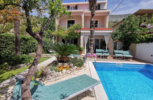 Seafront villa, sandy beach, heated pool, sauna, fitness,.