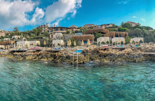 Seafront Villa with beach platforms & private pool on the Peninsula