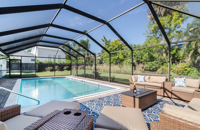 SEAGLASS COTTAGE in Coquina Sands - Newly Renovated, Walk to the Beach!