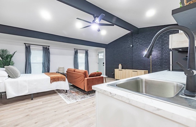 SeaSalt Studio 1 Bedroom 3 Miles to Pensacola Beach and minutes from Downtown