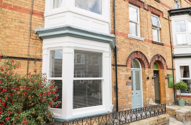 SEASCAPE VILLA, character holiday cottage, with hot tub in Filey