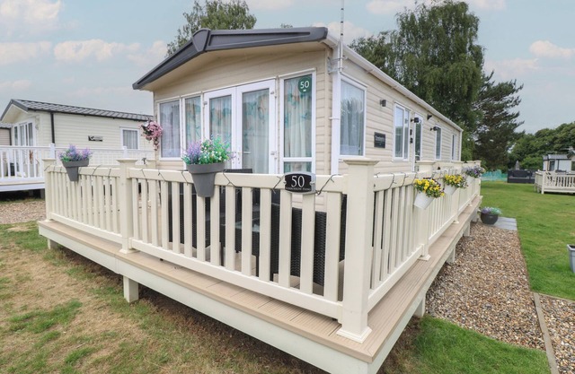 SEASHELL LODGE, 50 FOXBURROW HANG, pet friendly in Belton, Norfolk