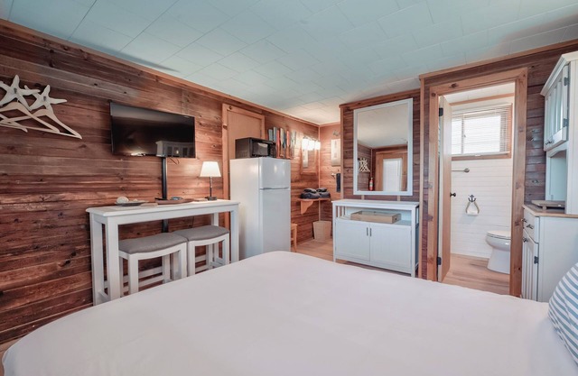 Seashore Condo Hotel #15, Cozy Fire Island Escape, Near Ferry - With Bay Views and Steps from the Beach.