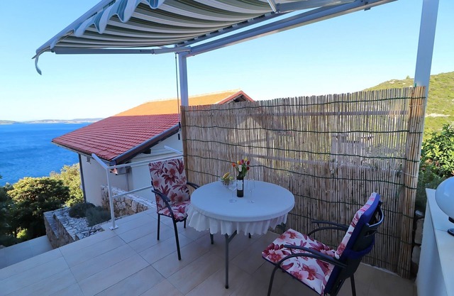 Seaside Apartments Hrkać - Standard One Bedroom Apartment with Terrace and Sea View 2