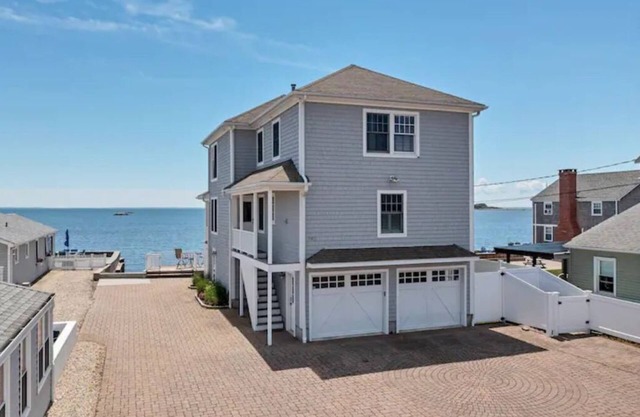 Seaside Beach Haven with a private beach!