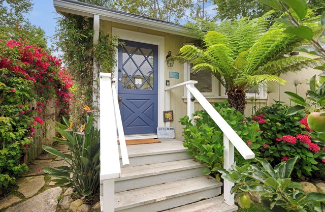 Seaside Cottage - Romantic Haven by the Beach