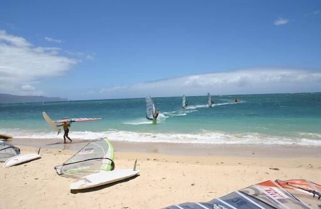 Seaside Dream! 2 Comfortable Units, Outdoor Pool, Steps to Ho’aloha Park Beach!