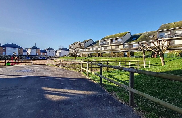 Seaside Duplex Apartment for 8 with Balcony and Parking
