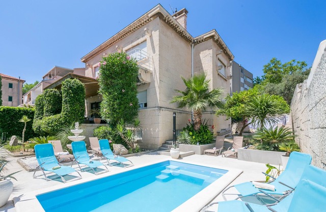 Seaside luxury villa with a swimming pool Split (K-23559)
