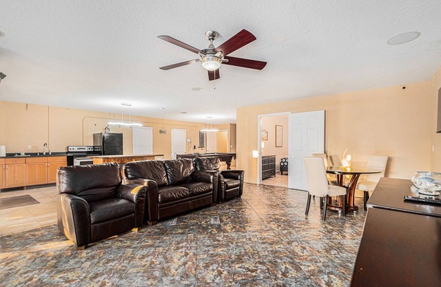 *Seaside Retreat* Luxury Ocean Side Home W/a Pool