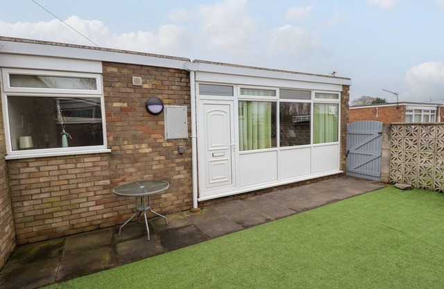 SEASIDE RETREAT, pet friendly, with a garden in Chapel St Leonards