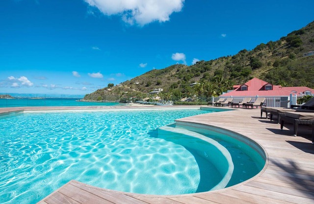 Seaside Serenity | 2 Beaches, Pool, Balcony w/Oceanview & Diving Options