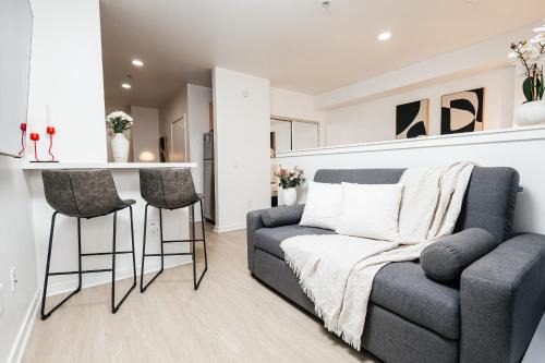 Seaside Serenity - Chic Santa Monica Studio