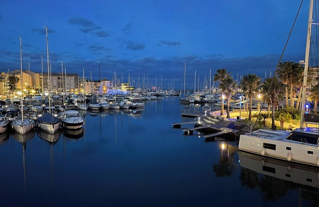 Seaside studio with harbor view (renovated 06/2024) with air conditioning & parking