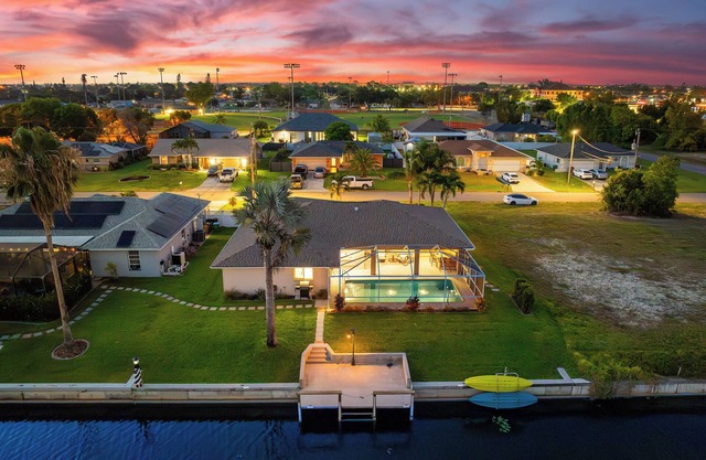 Seaside Villa Cape Place - quiet,south facing, kayaks and grocery stores nearby.