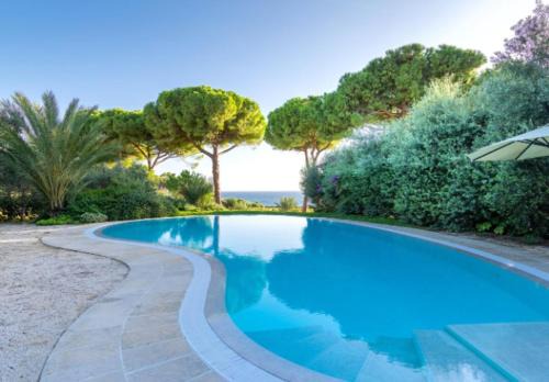 Seaside Villa With Pool In Taranto