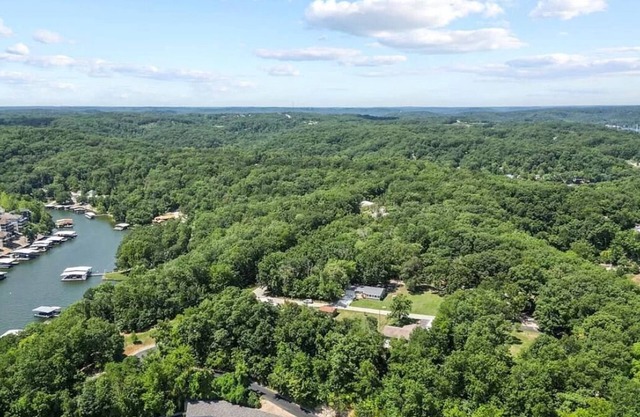 seasonal lake view it is conveniently located close to Camdenton and surrounding