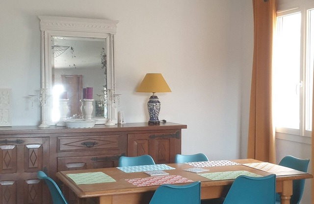 Seasonal rental apartment between pool and sea.