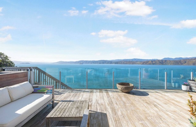 Seatoun View - 4 bed, 2 bath with spa overlooking Seatoun and Wellington Harbour