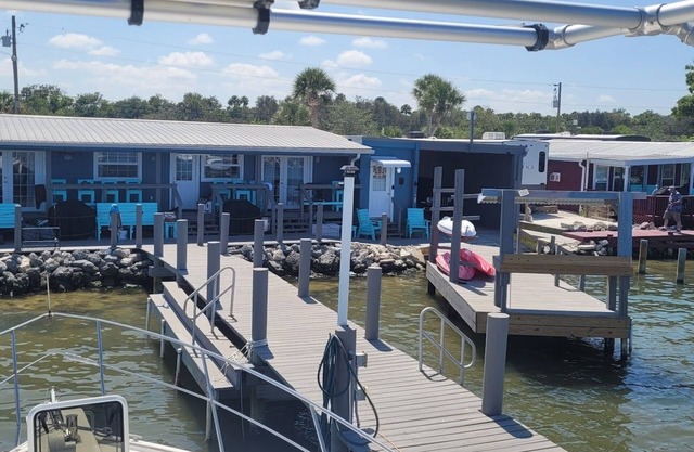 SEATROUT- Waterfront Full Efficiency Cabin