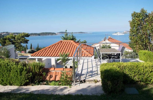 Seaview apartment with swimming pool just 5 min from the beach