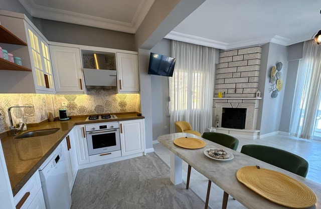 SEAVIEW CASTLE HOUSE WITH PRIVATE BACKYARD