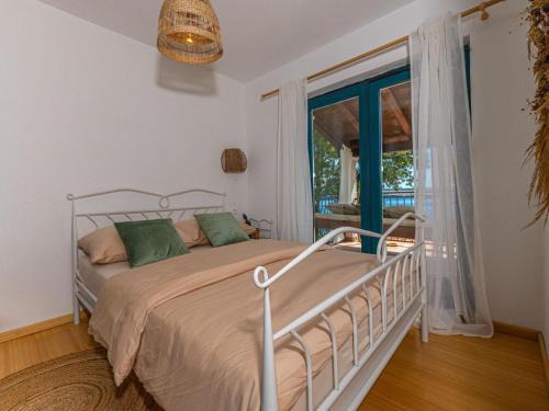 Seaview home with bubble bath