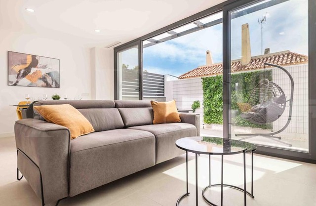 Seaview house with rooftop pool, game room, parking REMS