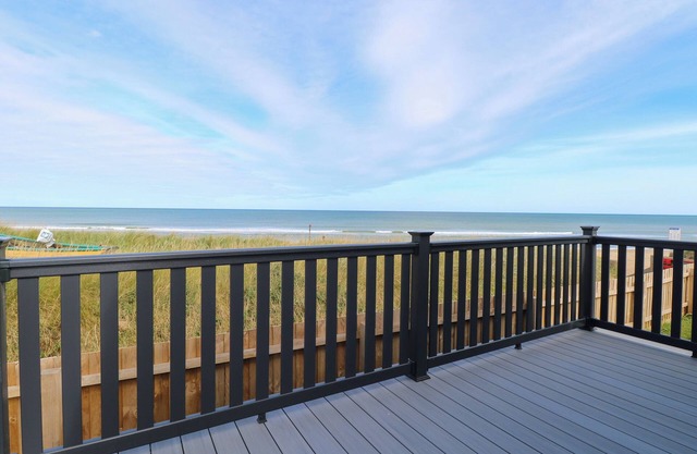 SEAVIEW LODGE, pet friendly, character holiday cottage in Bacton