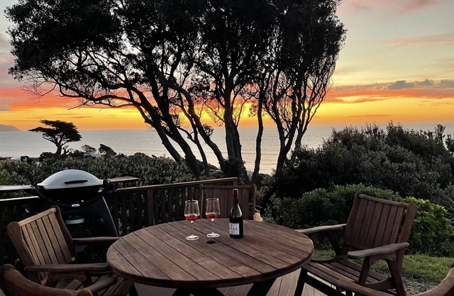 Seaview Paradiso - Raumati South Holiday Home