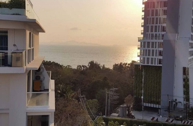 Seaview, top floor apartment, close to the beach. Fully furnished.