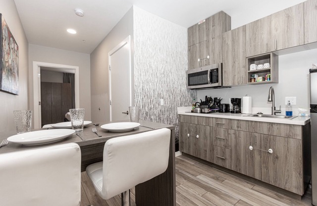 Seaworld 🐋 King Bed Suite w/WiFi, Cable, Parking - Discounts For Longer Stays