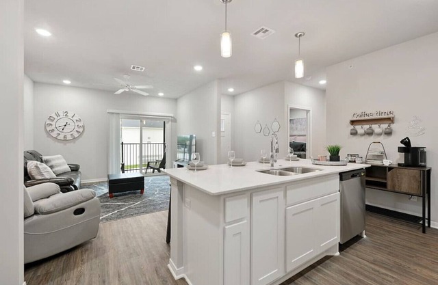 SEC Station ~ Efficient & Cozy for a small group!
