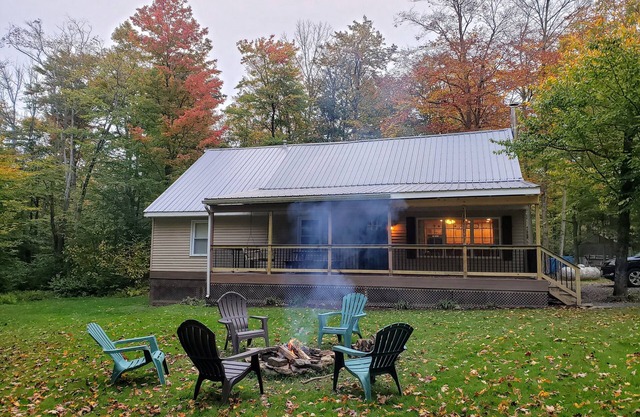 Secluded, 5 bdrms, Sleeps 14. 2 bathrms, tub/showers. Big yards. Covered decks.