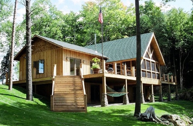 Secluded and lavish 6BDR lakehouse in private cove with outdoor (year round) hot tub & steam sauna