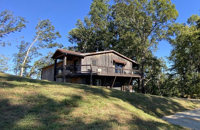 Secluded cabin with Mountain views, pet friendly, -fire pit